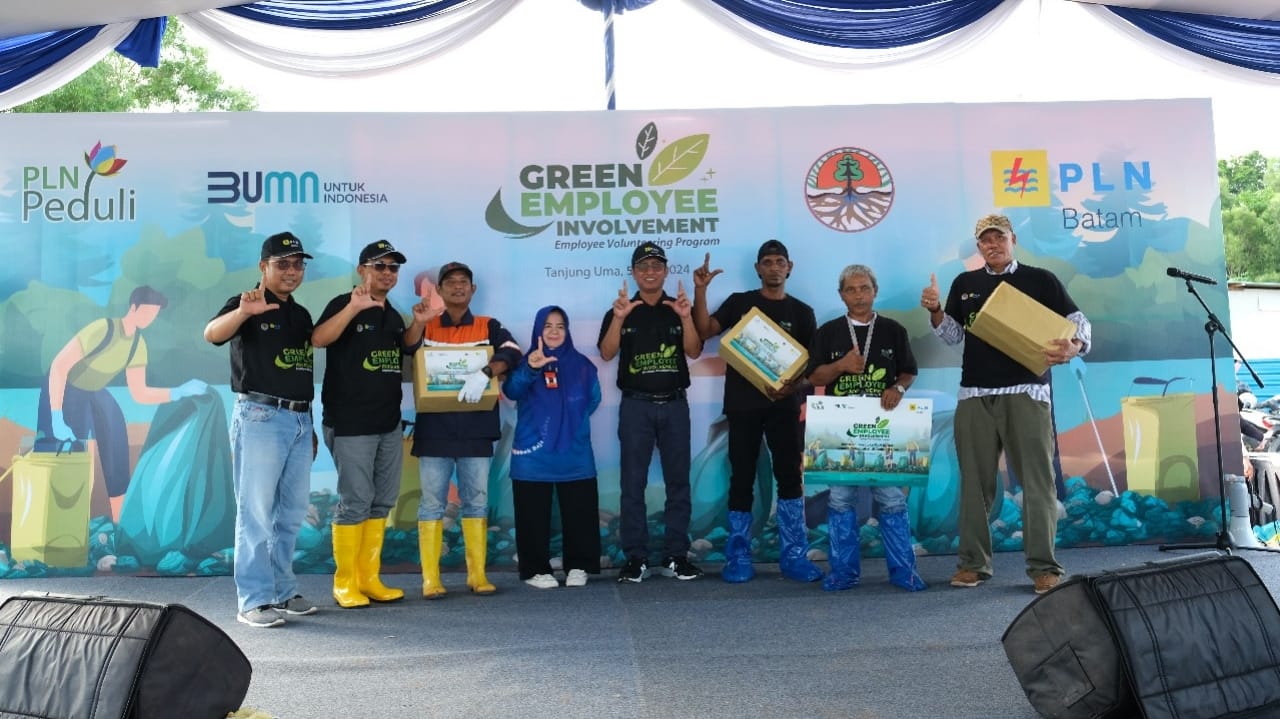 Peringati HLH Sedunia, PLN Batam Gelar Aksi Bersih Pantai Tanjung Uma
