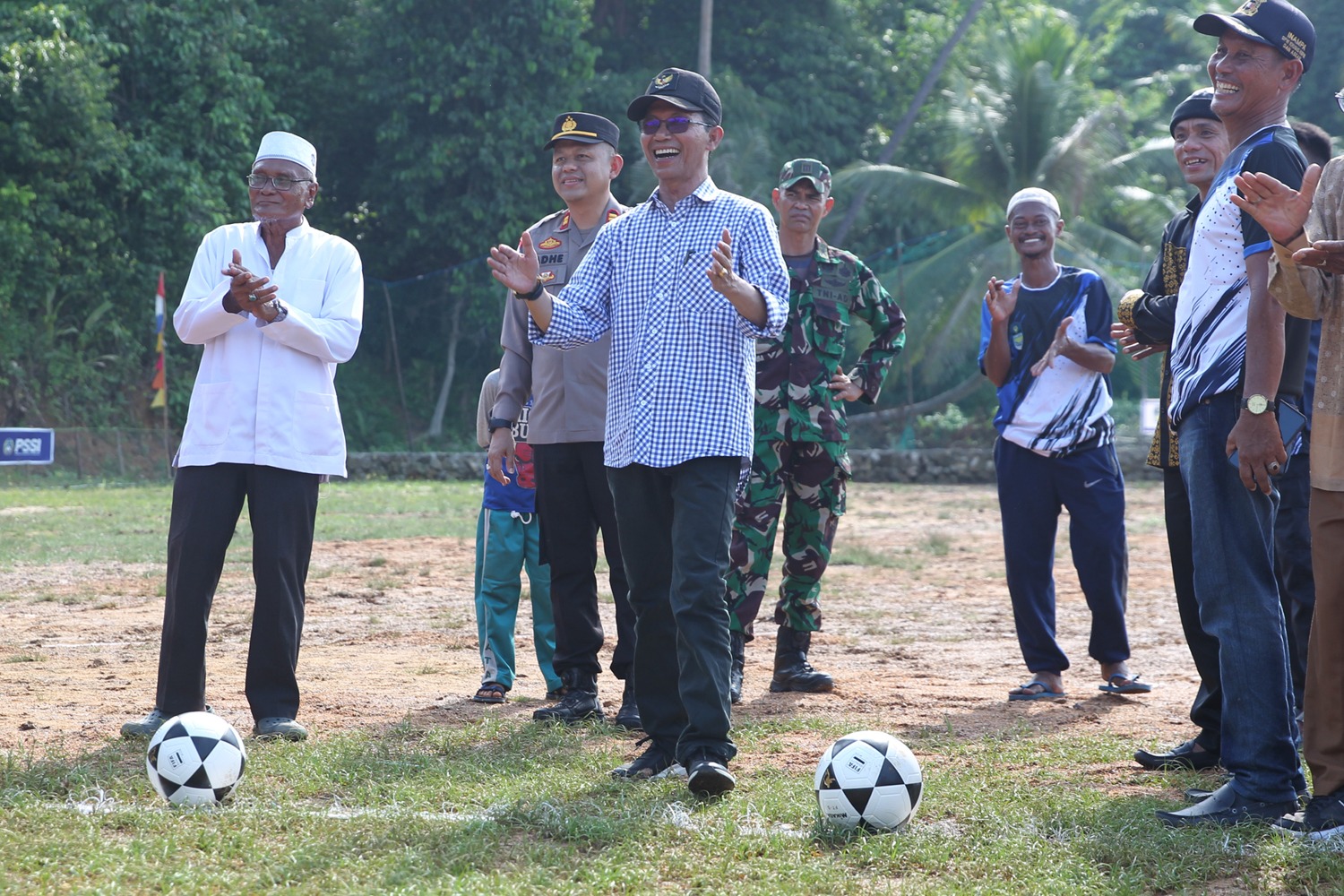 Wakil Walikota Batam, Amsakar Achmad Buka Turnamen Sepakbola Teluk Kangkung Cup