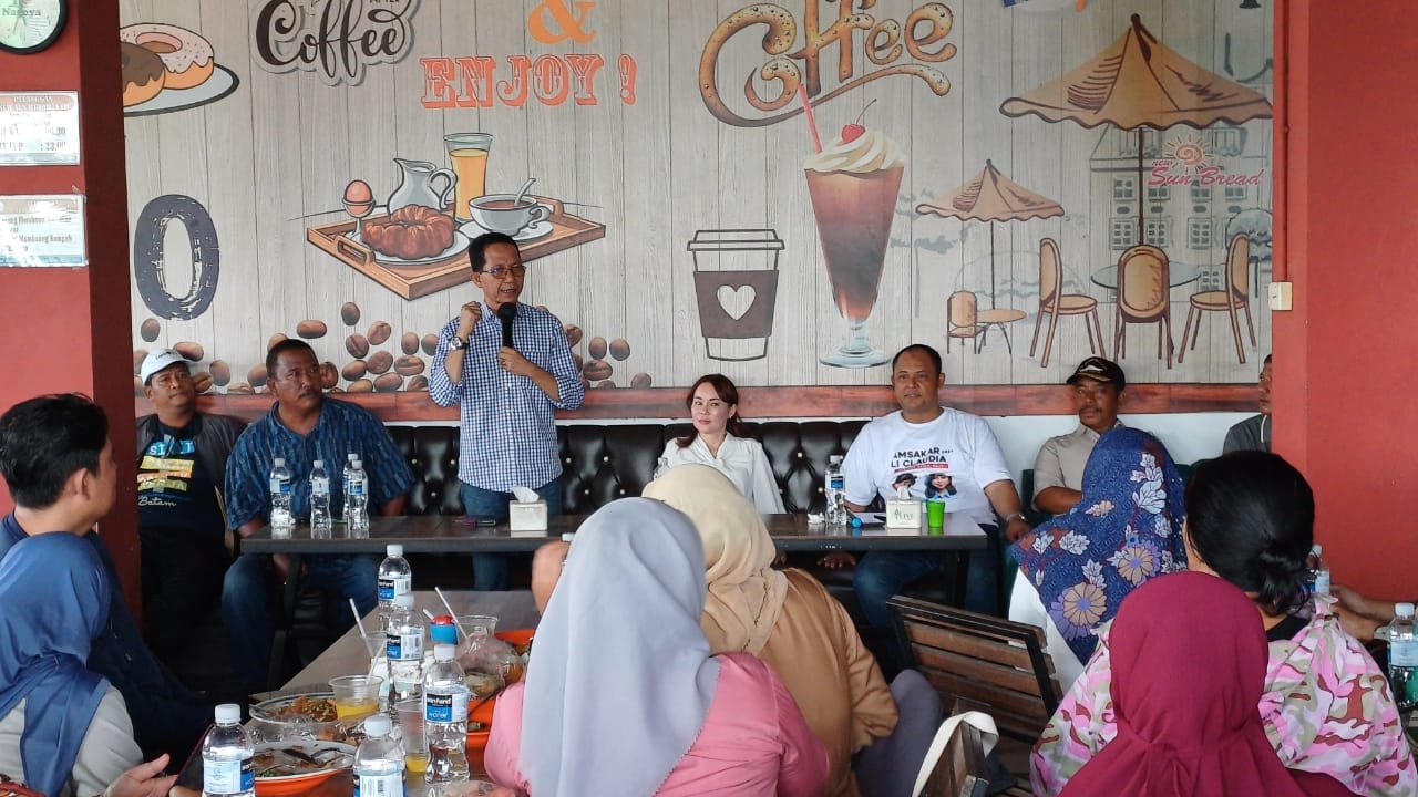 Ngopi Bareng Bersama Amsakar Achmad dan Li Claudia Chandra dengan Tokoh Masyarakat