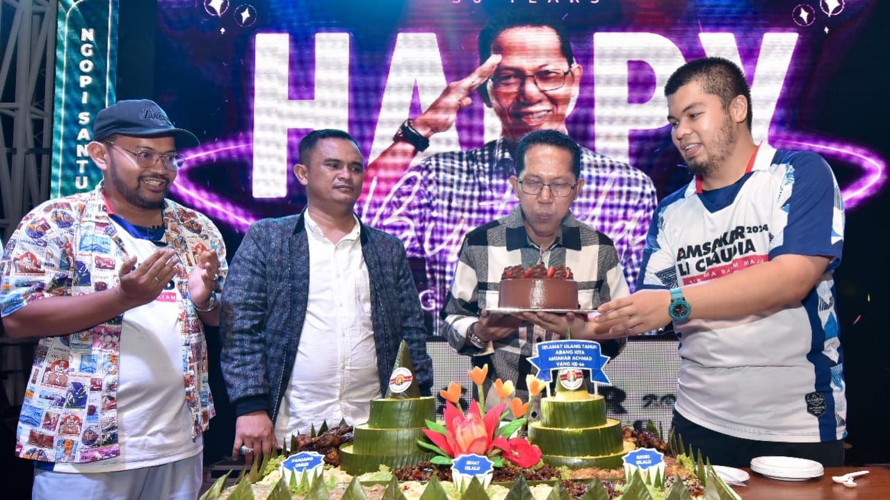Amsakar Achmad Diberi Kejutan sekaligus Surprise Hari Milad dari Milenial Batam