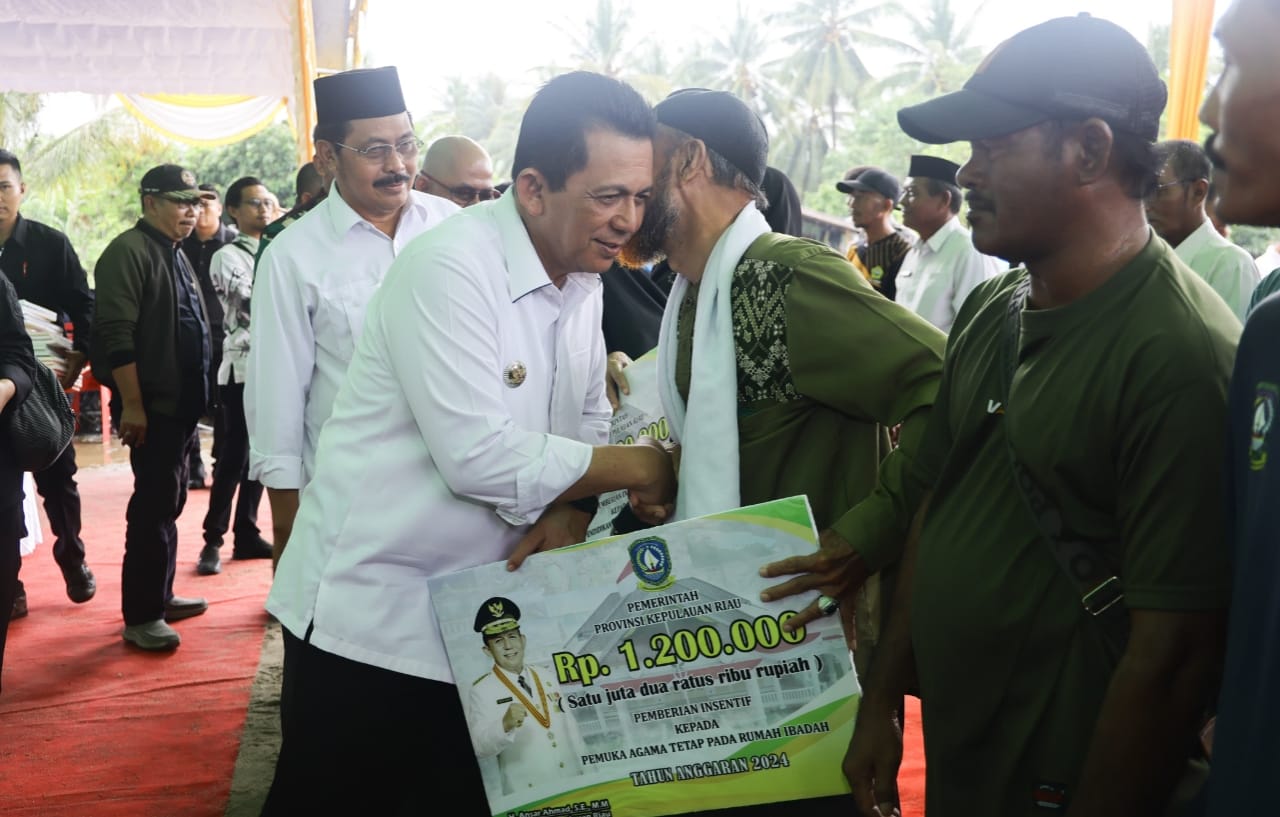Bantuan Rp30,5 M Diserahkan Gubernur Kepri untuk Kecamatan Tebing, Meral, dan Karimun