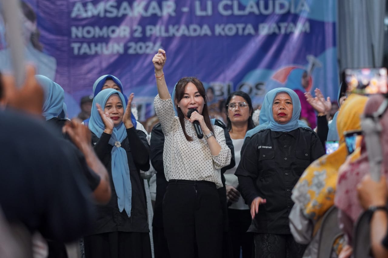 Emak-emak Bersemangat di Kampanye ASLI, Amsakar-Li Claudia Bicara Pilkada Riang Gembira