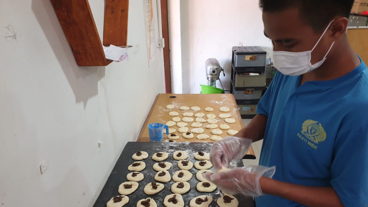 Rutan Kelas IIA Batam Laksanakan Pembinaan Pengolahan Tempe dan Pembuatan Roti bagi Warga Binaan