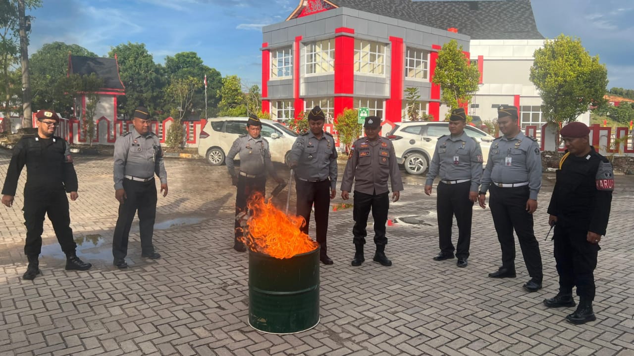 Rutan Kelas IIA Batam Lakukan Pemusnahan Barang Bukti Hasil Razia