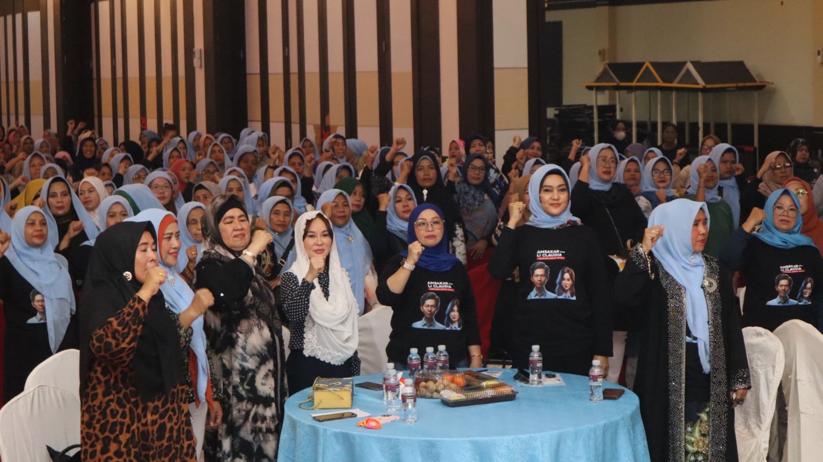 Sorak-sorai Bahagia Emak-emak Sambut Program Seragam Sekolah Gratis Amsakar-Li Claudia
