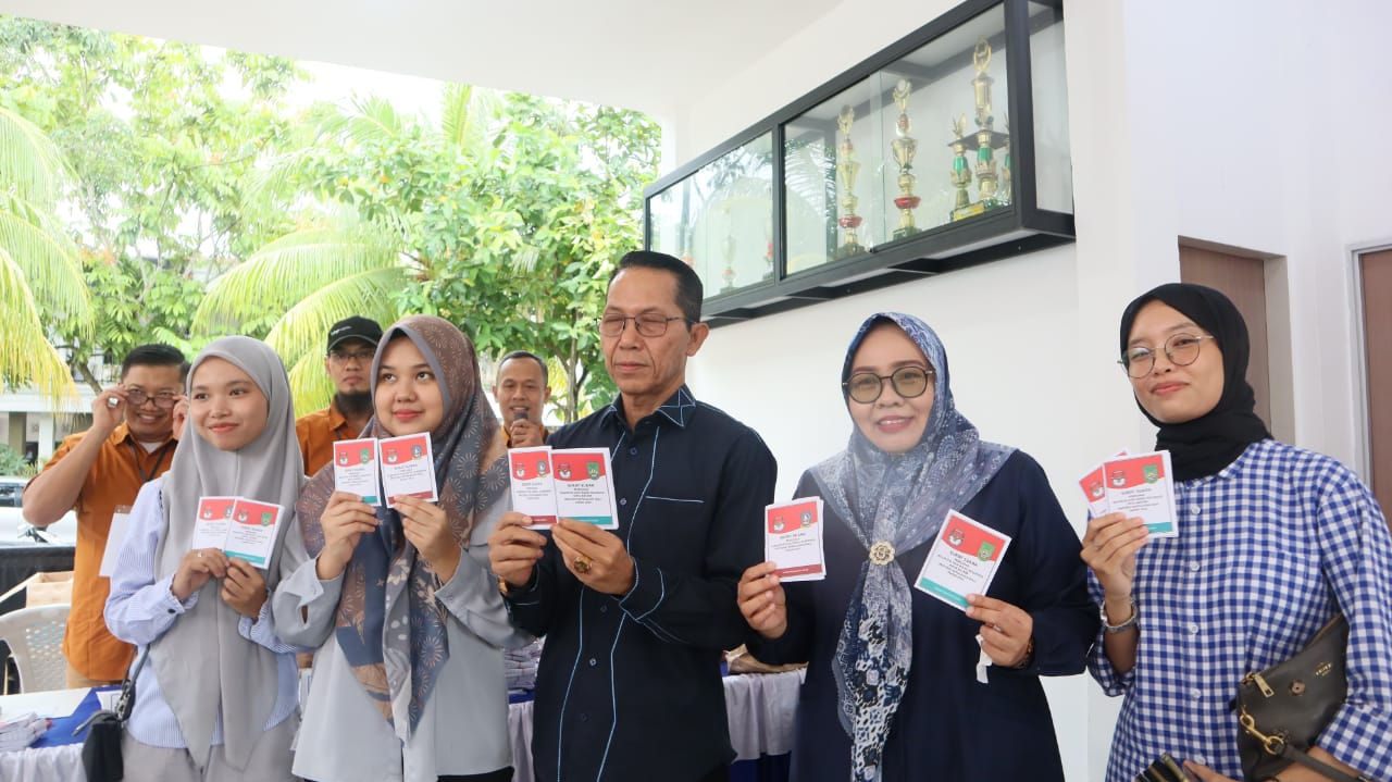 Amsakar Achmad Bersama Keluarga Gunakan Hak Pilih di TPS 18, Ajak Warga Batam Jaga Kebersamaan