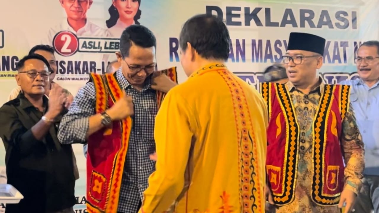 Disematkan Rompi Baju Adat Nias, Amsakar: Kekuatan Besar Bagi ASLI di Pilkada Batam