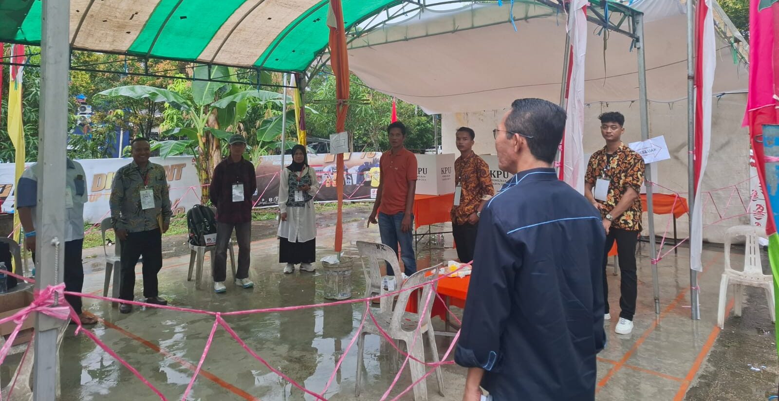 Tinjau TPS, Amsakar Achmad Semangati Warga dan Petugas