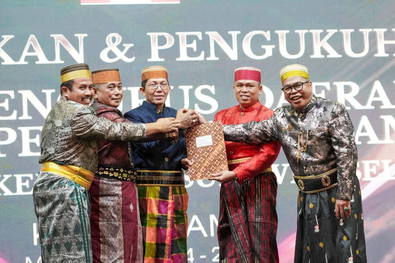 Amsakar Achmad Resmi Dikukuhkan sebagai Anggota Kehormatan KKSS Kepri dengan Proses Adat Sulawesi Selatan