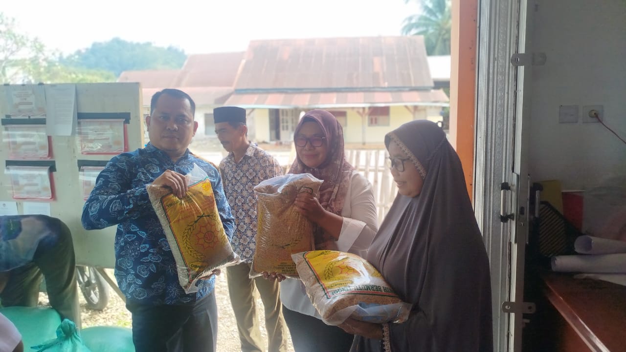 Bantuan Pupuk 50 Karung Senilai 40 Juta Tak Kunjung Dibagikan, Kejari Pessel Diminta Turun Tangan