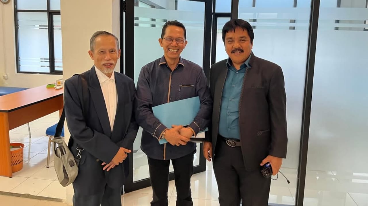 Lulus dengan Predikat A, Amsakar Achmad Bahas Pengembangan Batam lewat Kebijakan Ex Officio