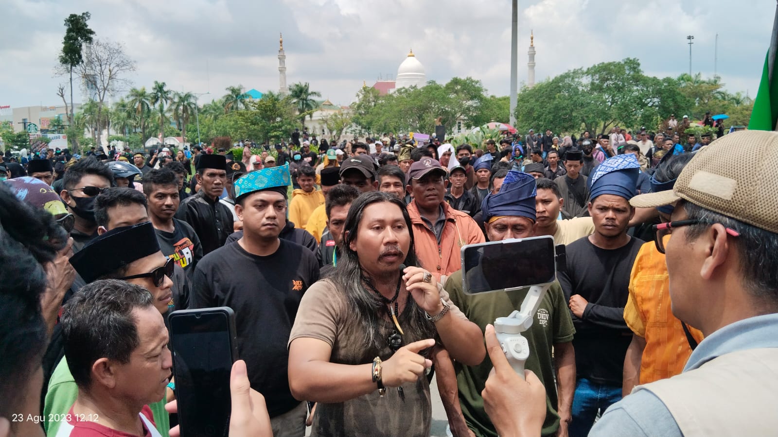 Stop Kriminalisasi Nek Awe cs, Warga Minta PT MEG Keluar dari Rempang Galang Batam