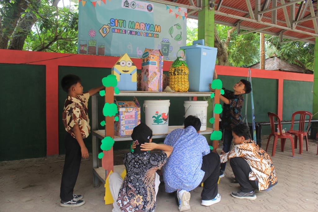 Siswa TK Peringati Hari Peduli Sampah Nasional dari Barang Bekas