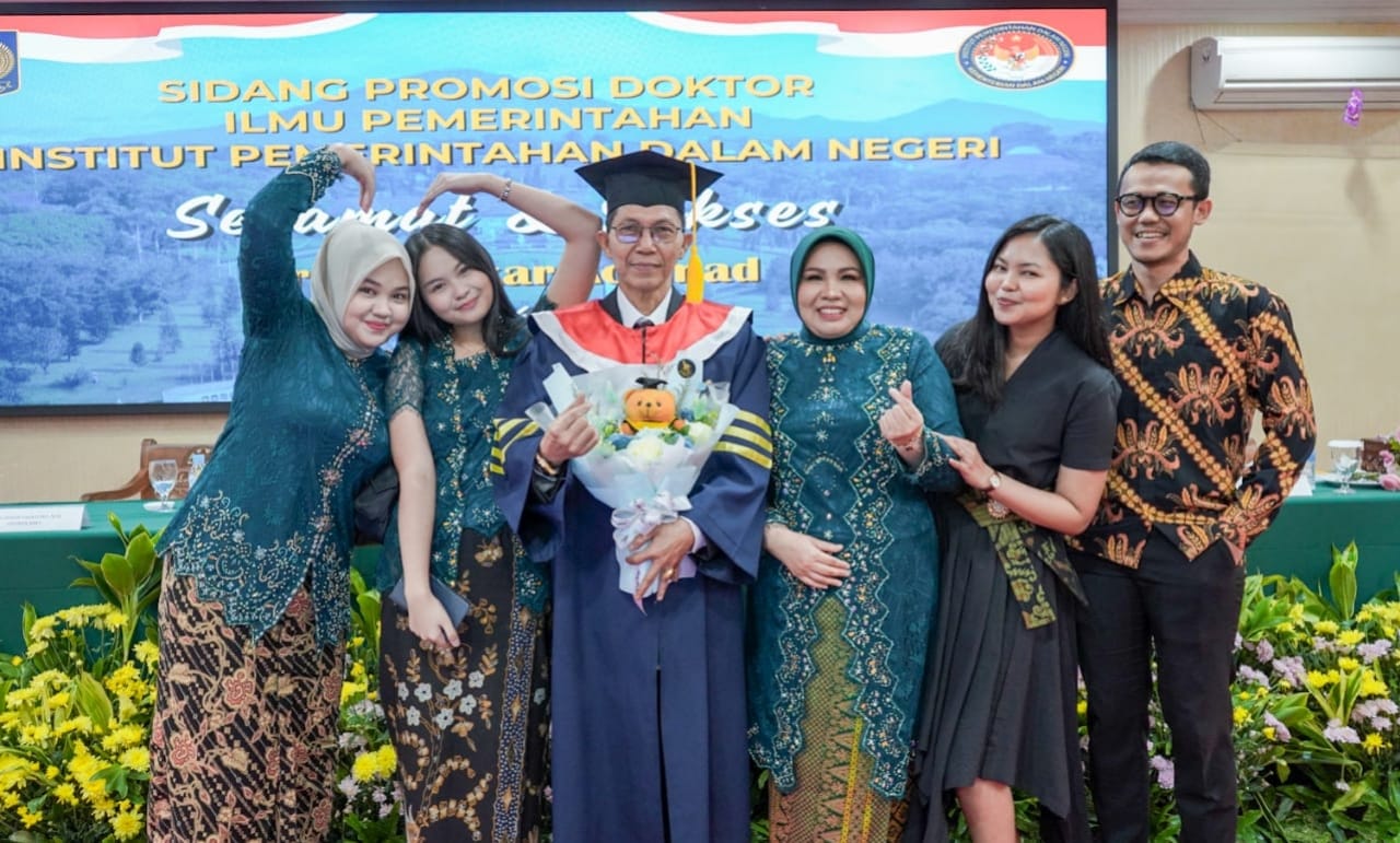 Terharu, Dr Amsakar Ungkap Dukungan Istri Usai Raih Gelar Doktor