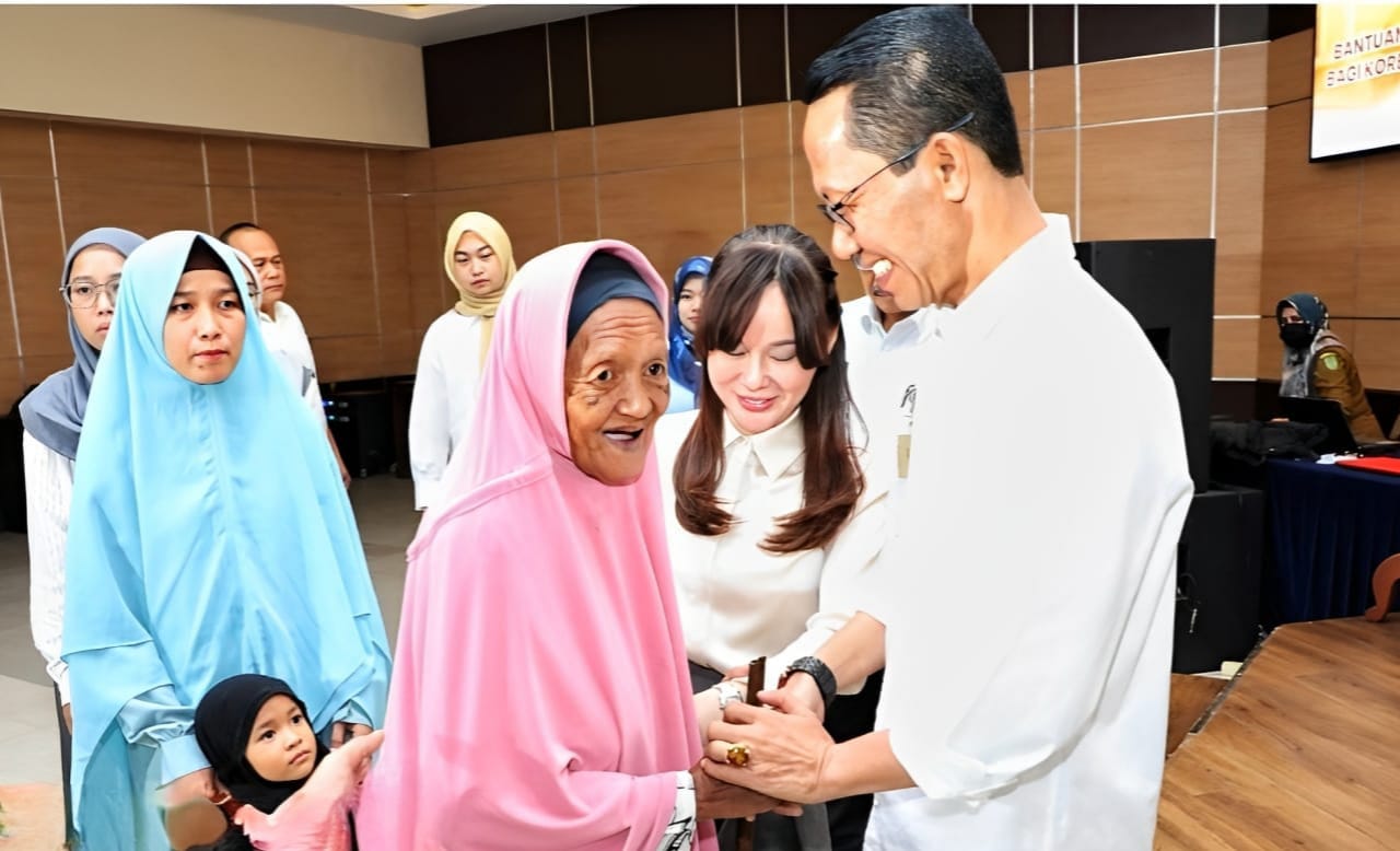 Amsakar-Li Claudia Tambah Kuota dan Nominal Bansos Bagi Lansia