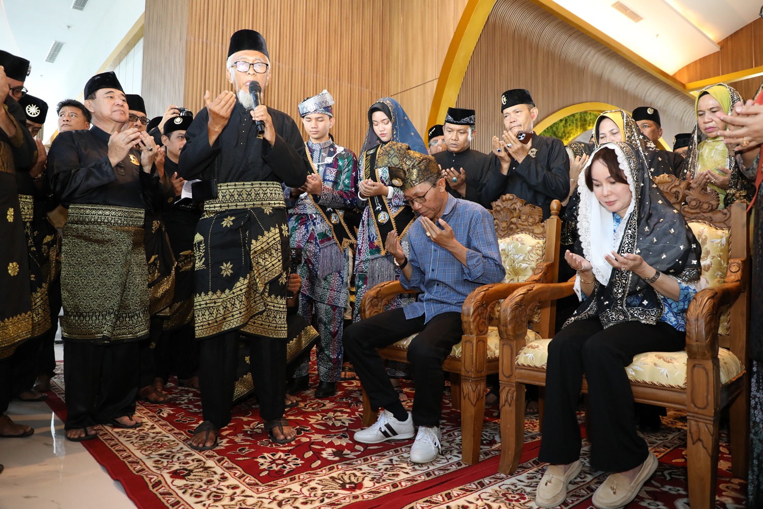 Amsakar -Li Claudia Tiba di Batam, Tabur Beras Kunyit hingga Pemasangan Tudong Manto Warnai Penyambutan