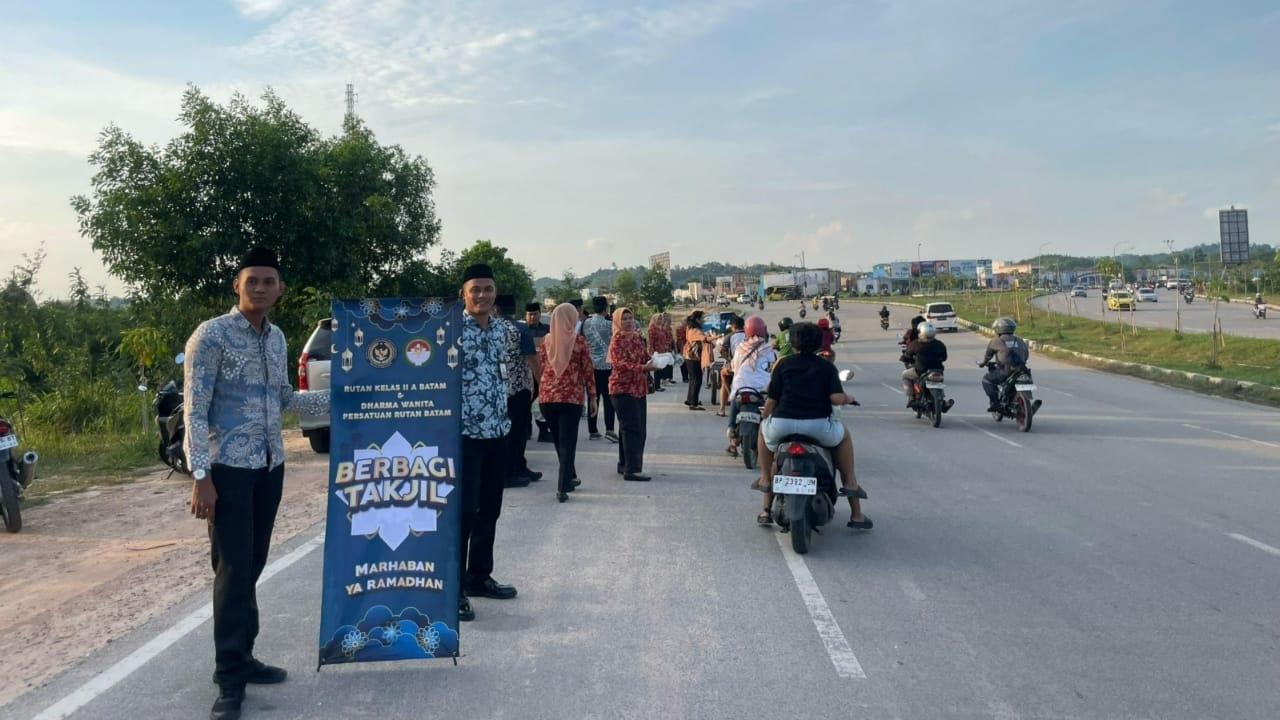 Sambut Ramadan, Rutan Batam Bersama Dharma Wanita Persatuan Berbagi Takjil Gratis kepada Masyarakat