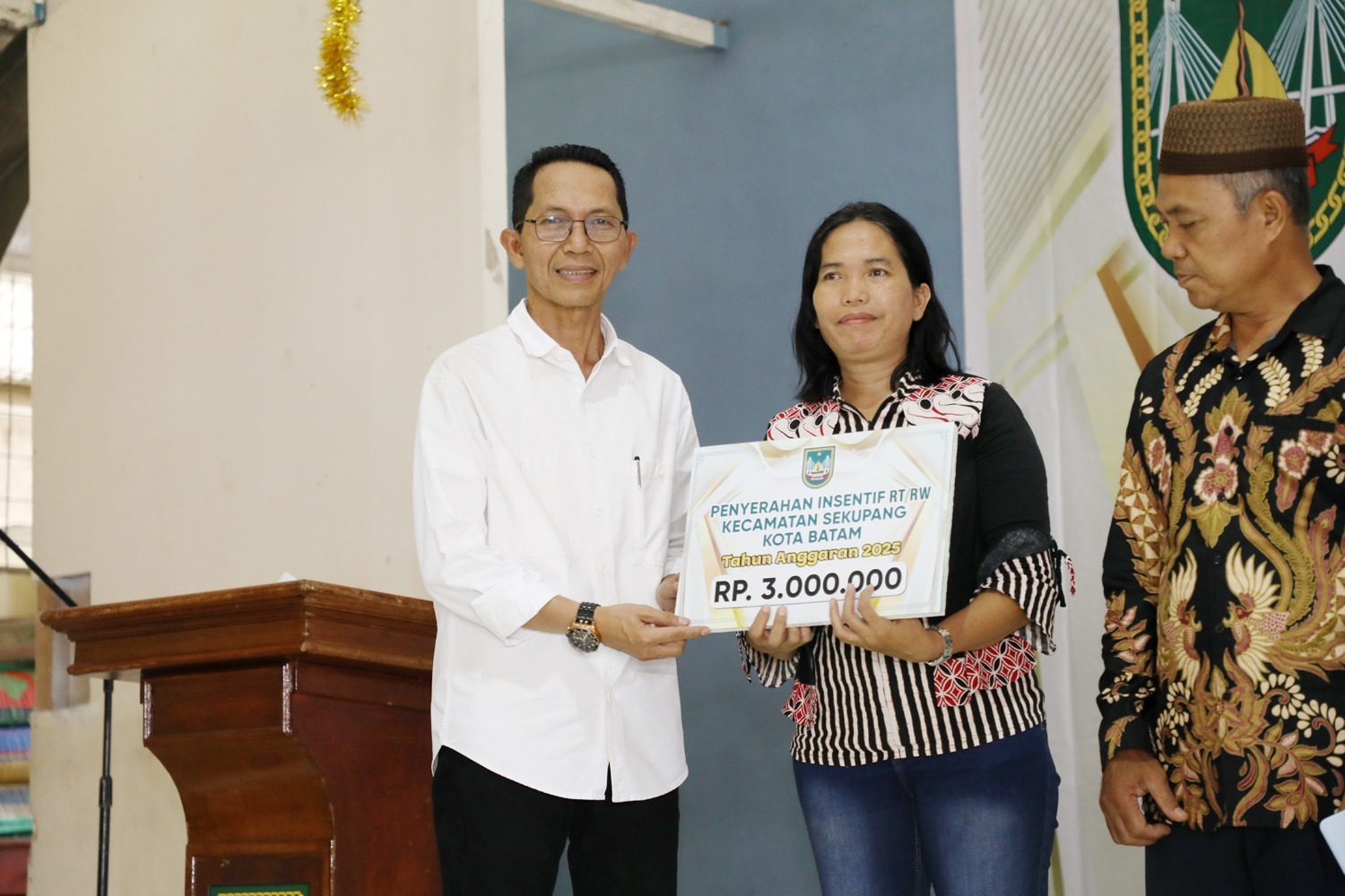Walikota Amsakar Serahkan Insentif RT/RW dan Ajak Warga Sekupang Pererat Silaturahmi