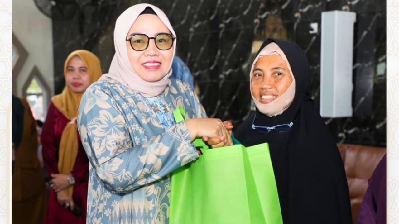 Ketua TP PKK Kota Batam, Erlita Amsakar Bagikan Bingkisan Sembako Kepada Lansia