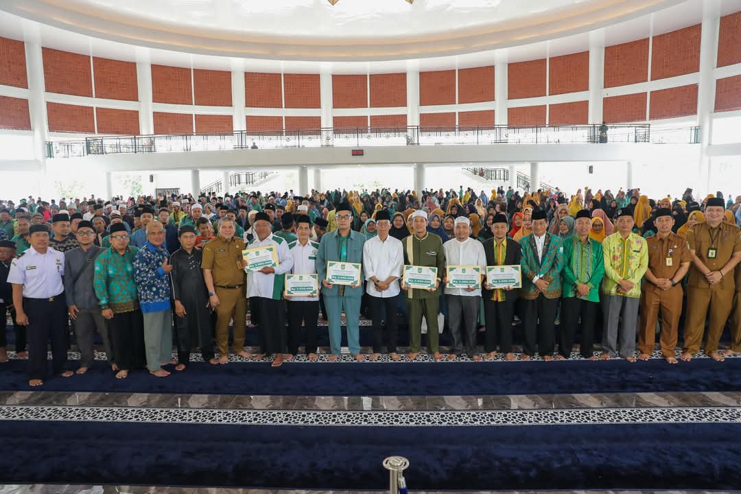 Perkuat Silahturahmi dengan Tokoh Agama, Walikota Amsakar Serahkan Insentif Menjelang Hari Raya Idul Fitri