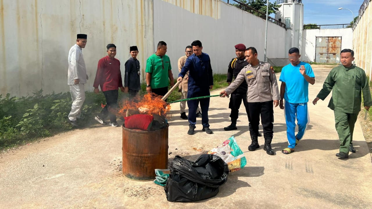 Rutan Batam Musnahkan Barang Bukti dari Hasil Razia Blok Hunian Warga Binaan