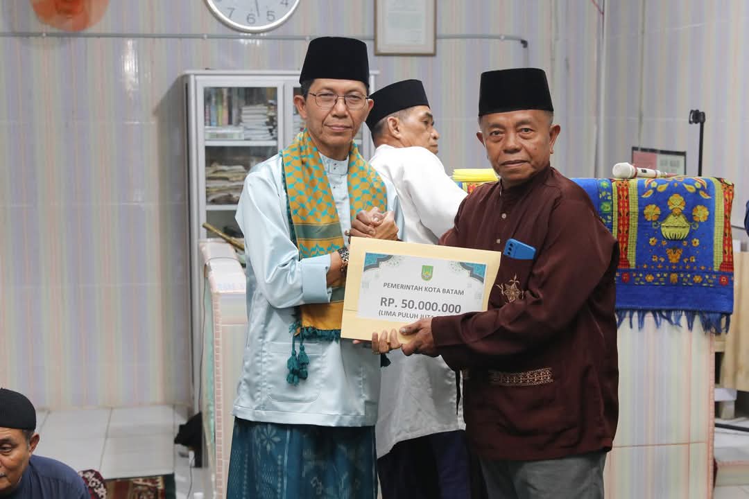 Safari Ramadan, Walikota Amsakar Serahkan Bantuan untuk Masjid Nurul Islam dan Musholla Al Ikhsan