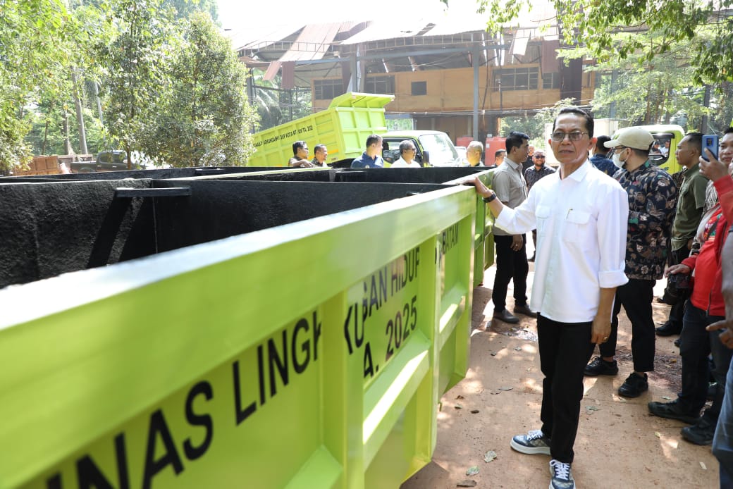 Tegaskan Komitmen Tangani Sampah di Kota Batam Walikota Amsakar Serahkan Bin Container