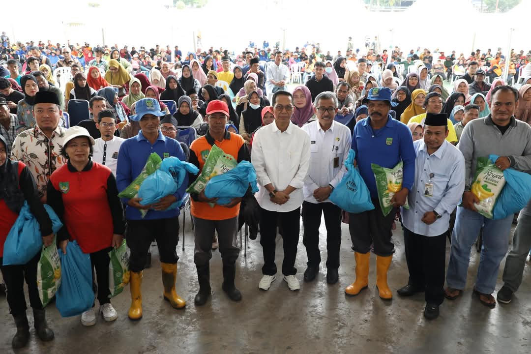Walikota Amsakar Bersama Baznas Kota Batam Salurkan Zakat Kepada Penyandang Disabilitas, DLH, Perkimtan, Bina Marga dan UMKM
