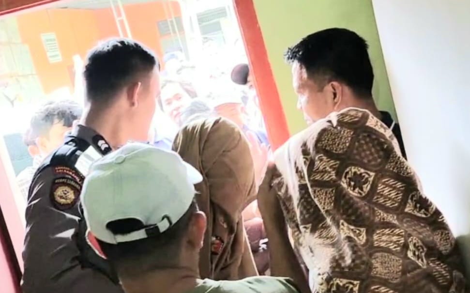 Diduga Oknum Komisioner KPU Nias Barat Berzinah, Warga dan Istri Grebek Kos - Kosan di Pasar Gunungsitoli