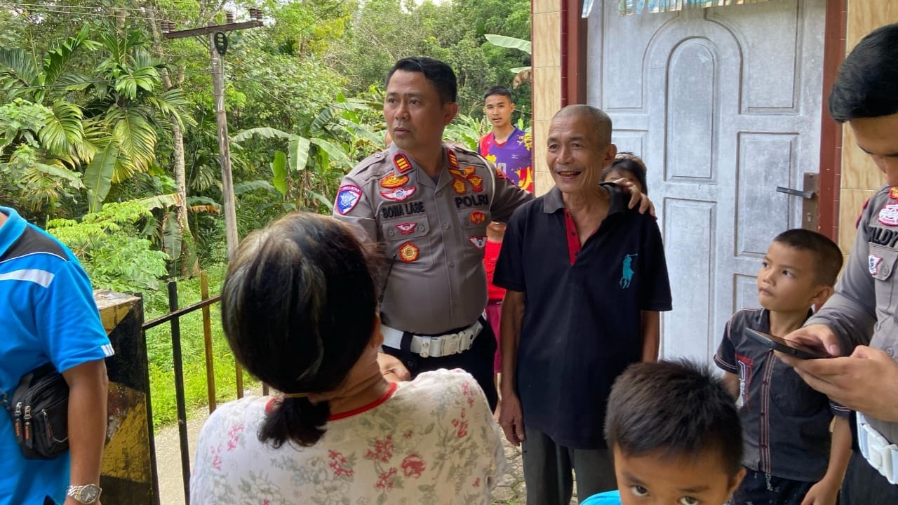 Polres Nias Gelar Aksi Sosial, Serahkan Bantuan Sembako untuk Lansia di Gusbar