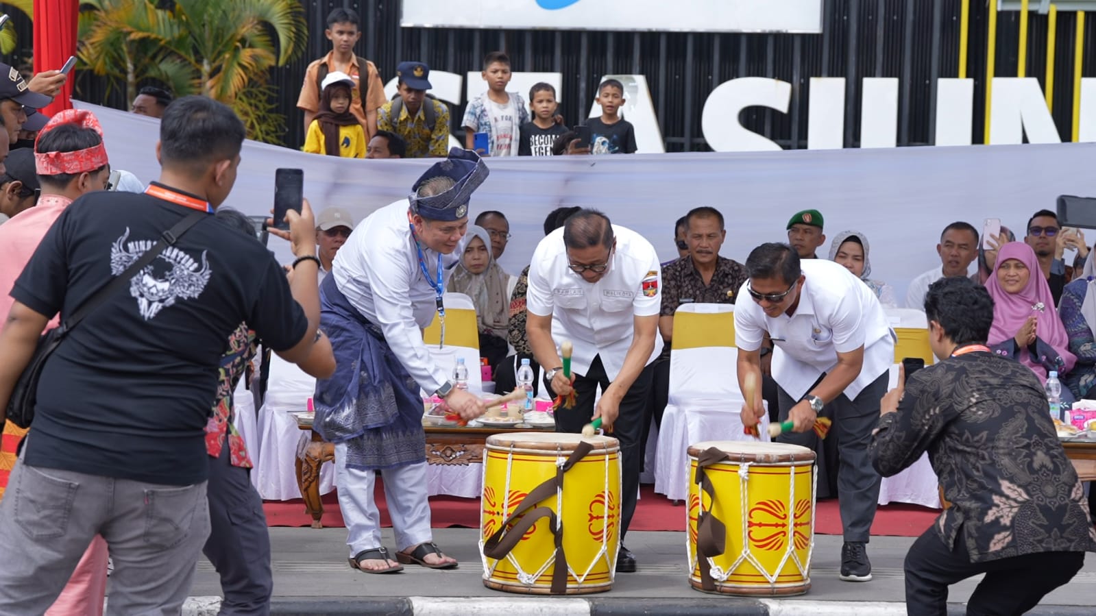 PKK Batam Tampilkan Tudung Manto di Parade Budaya Apeksi 2025