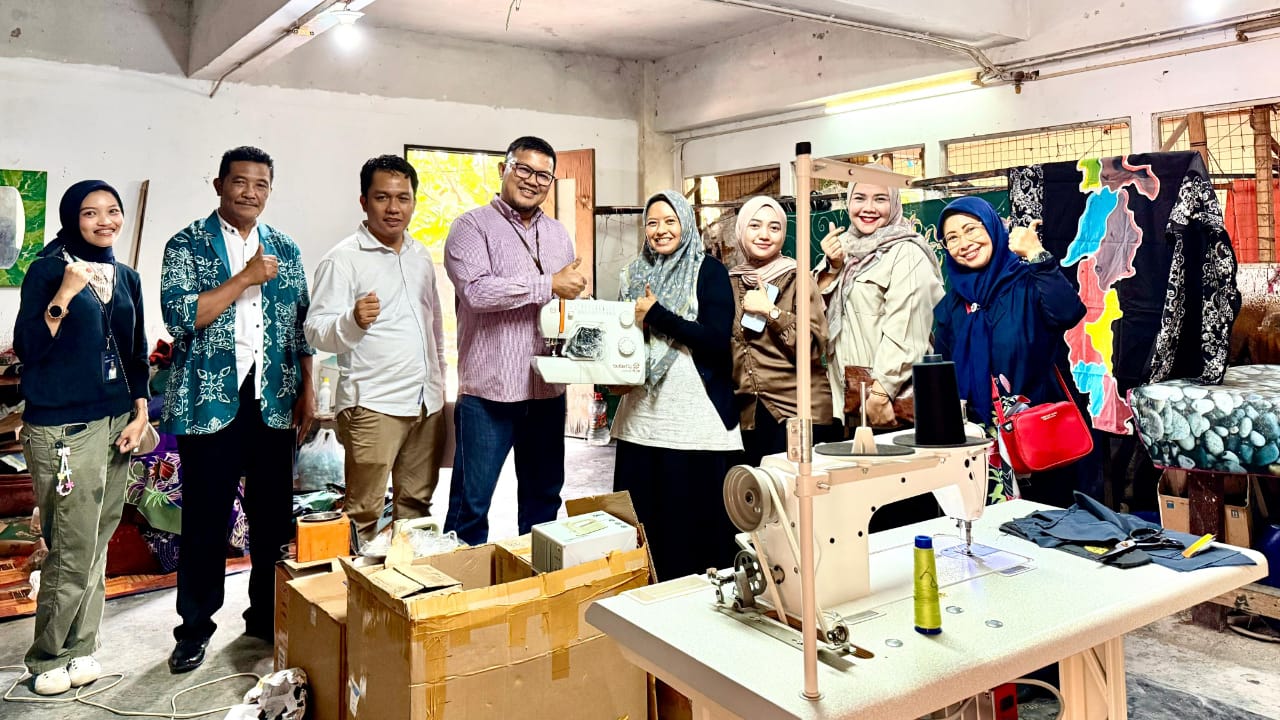 Peduli UMKM, PLN Batam Serahkan Bantuan Kepada Batik Moleqie