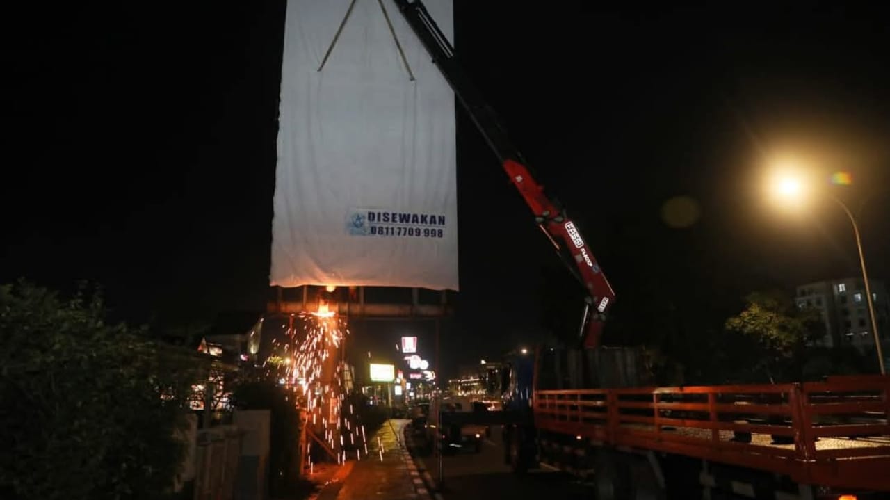 Pemko Batam Terus Gencarkan Penertiban Reklame, Dua Papan Iklan Dibongkar