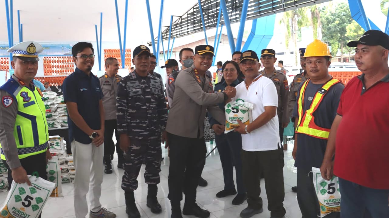 Peringati May Day 2025, Kapolres Nias Salurkan Kepedulian Kepada Setiap Buruh di Pelabuhan Angin Gunung Sitoli