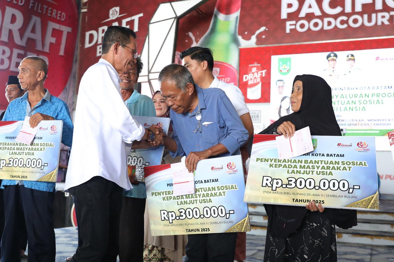 Program Prioritas Amsakar-Li Claudia Direalisasikan, Bantuan Kepada 2.000 Lansia Warga Kota Batam Sudah Dimulai