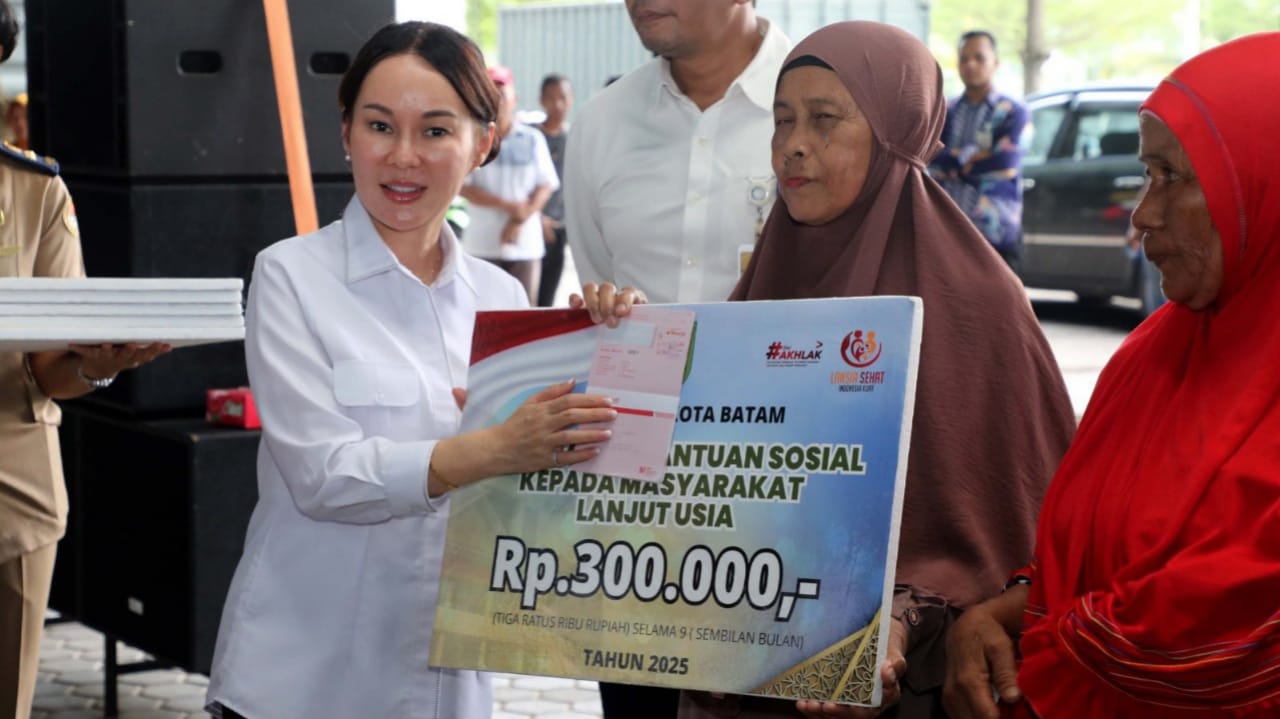 Tunaikan Program Prioritas, Wakil Wali Kota Batam Serahkan Bansos Kepada 796 Lansia
