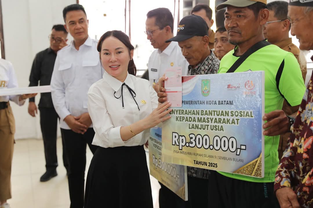 Wujudkan Program Prioritas, Amsakar Li Claudia Serahkan Bansos bagi Lansia di Belakangpadang Kota Batam