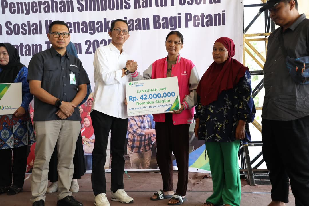 Wujudkan Program Prioritas, Amsakar Li Claudia Serahkan Kartu BPJS Ketenagakerjaan Kepada Petani