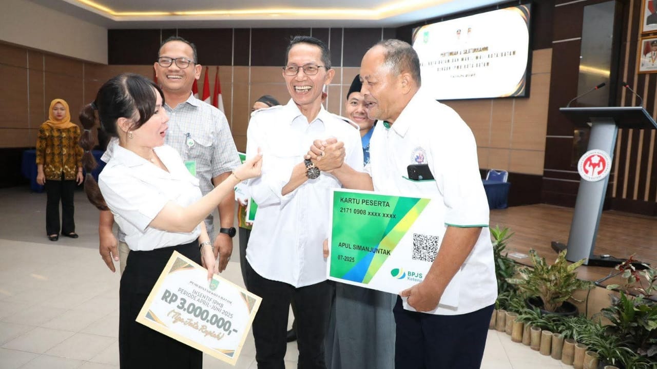 Apresiasi Peran Tokoh Agama, Amsakar-Li Claudia Serahkan Insentif Kepada 370 Pendeta di Kota Batam