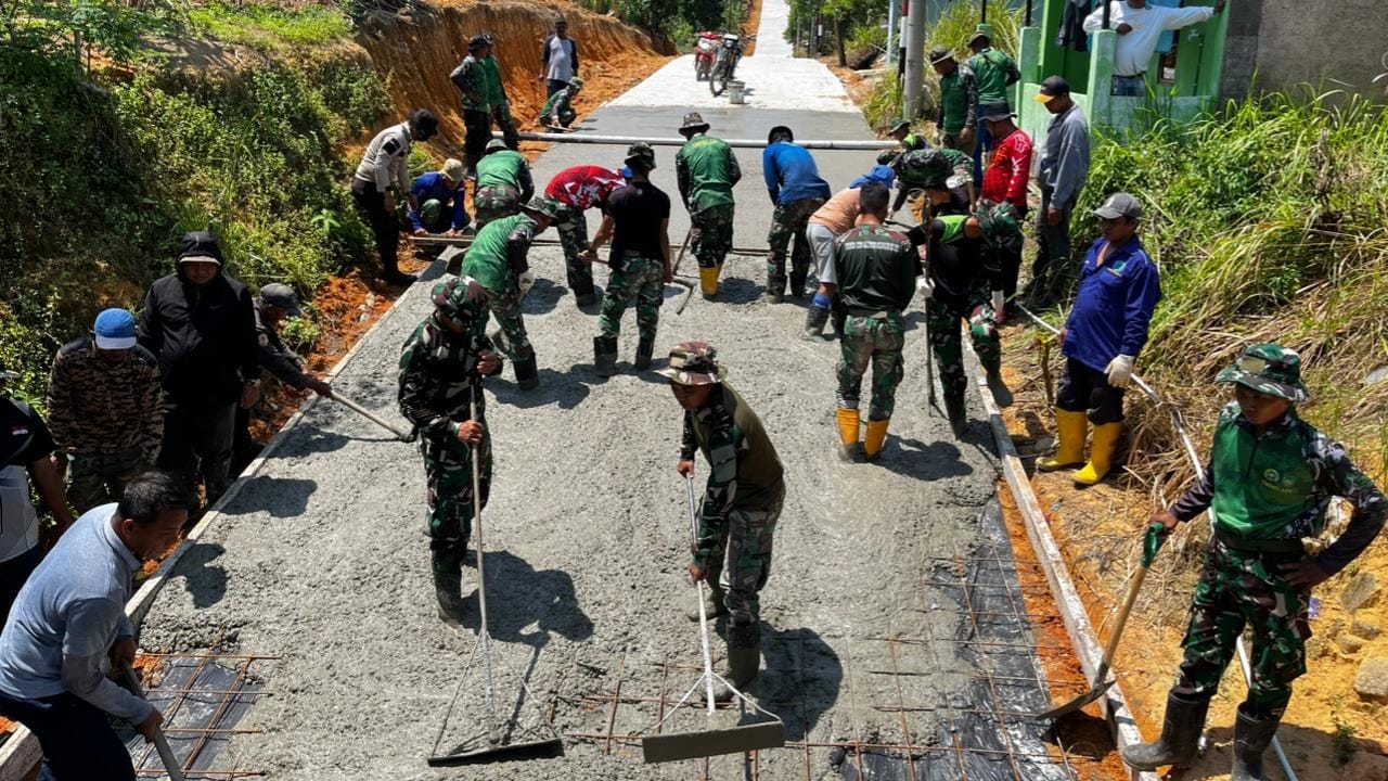 Kejar Target, Satgas TMMD 125 Kodim 0316/Batam Laksanakan Pengecoran Jalan di Kavling Sambau IV