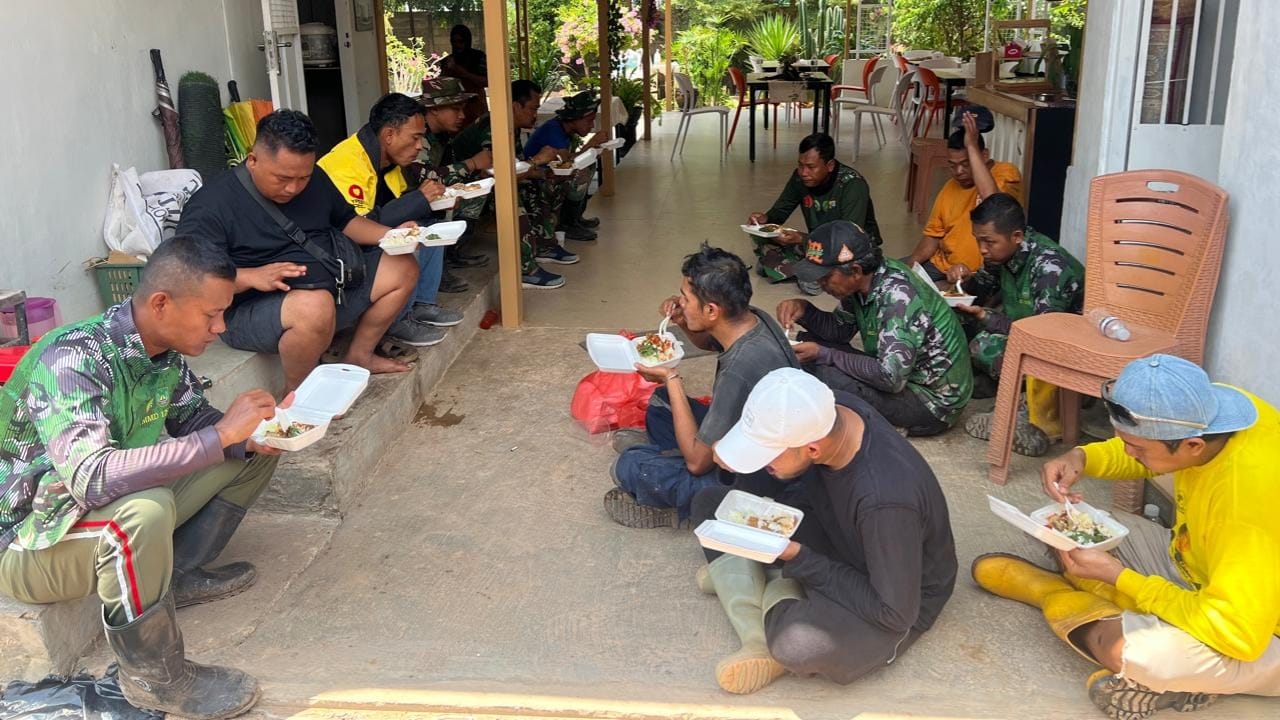 Pererat Hubungan, Anggota Satgas TMMD 125 Kodim 0316/Batam dan Warga Makan Siang Bersama