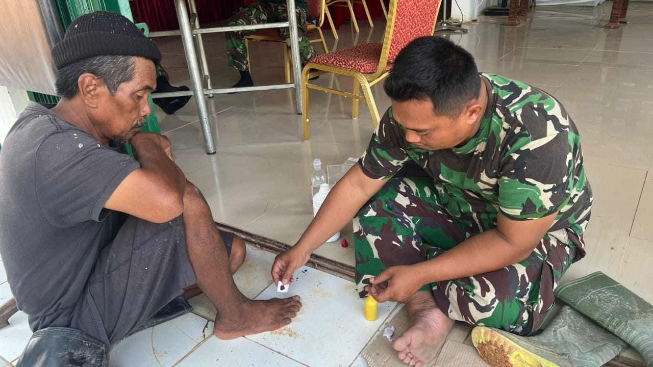 Sigap Atasi Masalah Kesehatan, Tim Kesehatan TMMD 125 Kodim 0316/Batam Bantu Warga Terluka