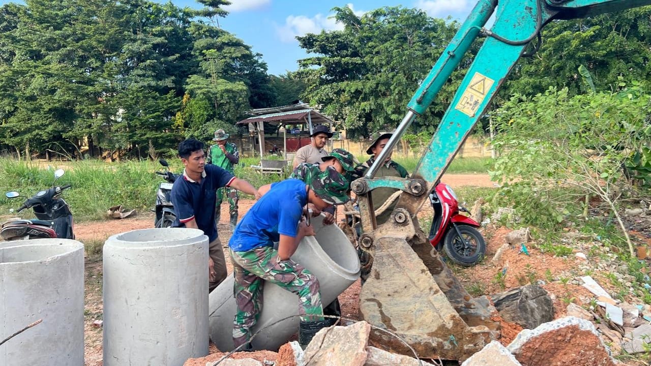 Tingkatkan Efisiensi dan Produktivitas, Satgas TMMD ke-125 Kodim 0316/Batam Gunakan Alat Berat untuk Pemasangan Gorong-Gorong