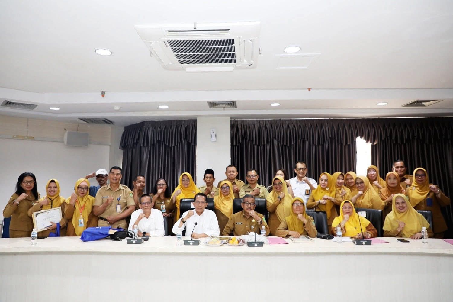 Wali Kota Batam Serahkan SK Pensiun Kepada 19 PNS, Amsakar: Terima Kasih atas Bakti dan Pengabdian