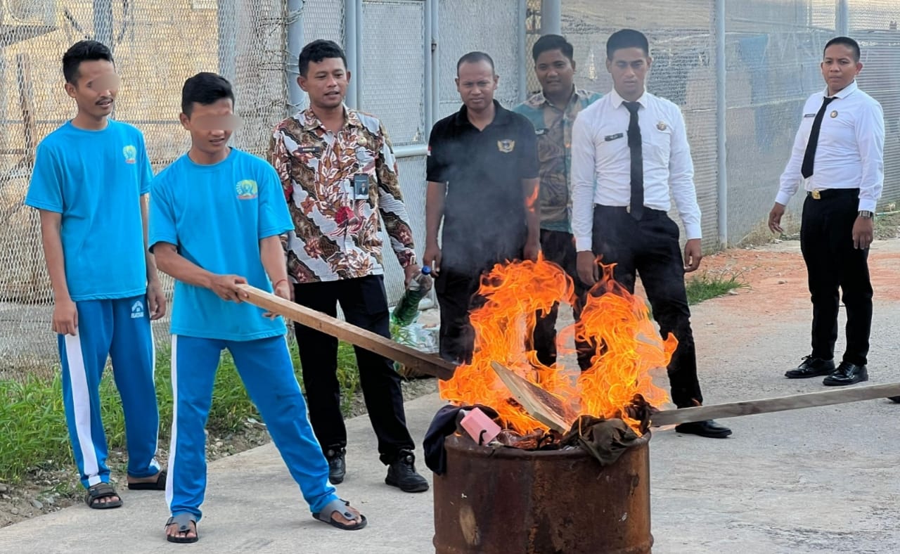 Wujud Nyata Komitmen Ciptakan Lingkungan Pemasyarakatan Aman dan Tertib, Rutan Batam Musnahkan Barang Bukti Hasil Razia
