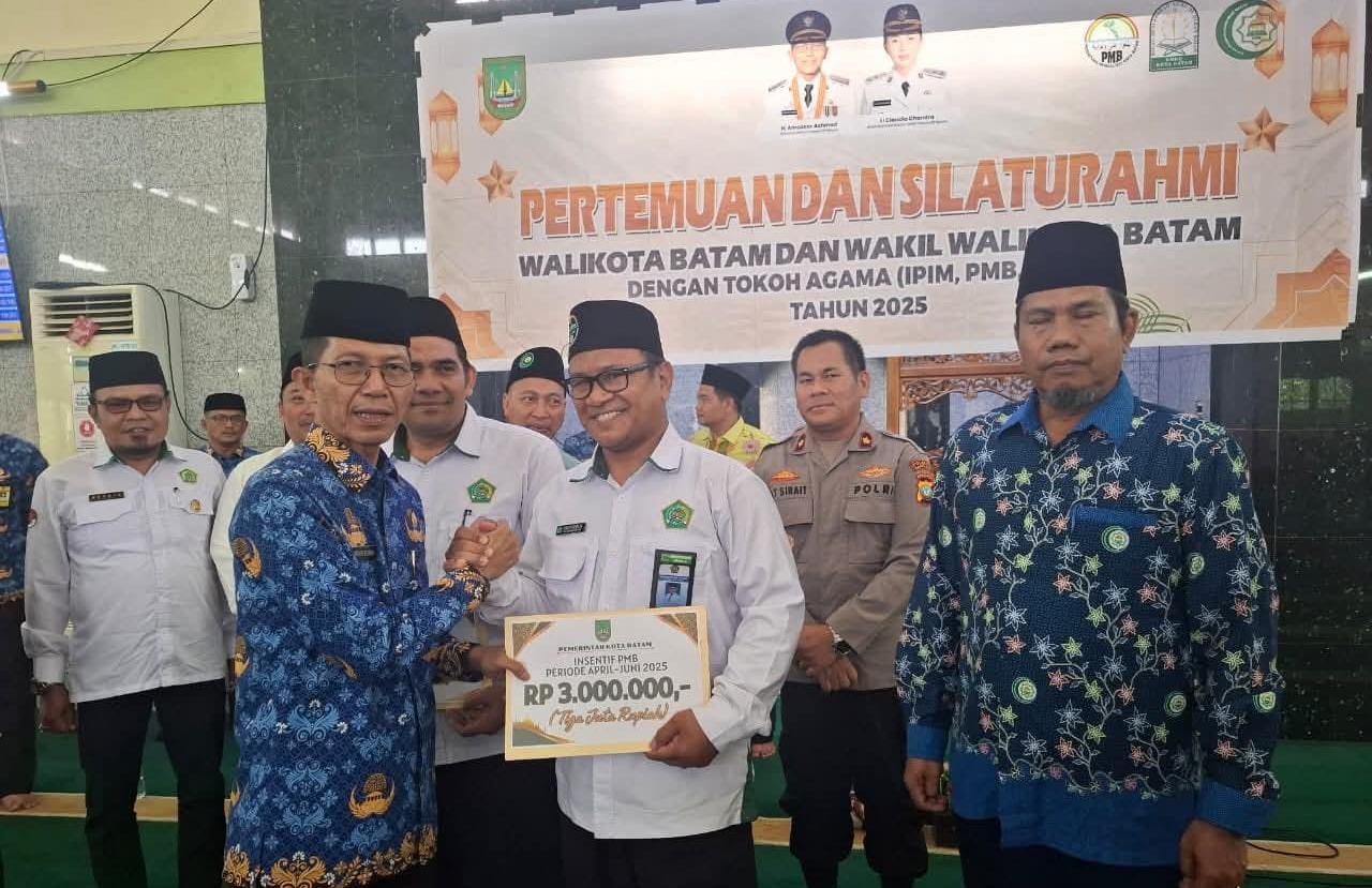 Wujudkan 15 Program Prioritas Pemko Batam, Amsakar Serahkan Insentif Kepada IPIM PMB dan BMGQ
