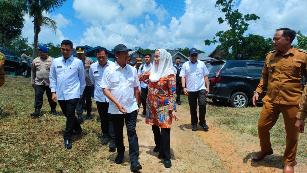 Bupati Natuna Dampingi Menteri Kelautan dan Perikanan Tinjau Pembangunan Kampung Nelayan Merah Putih