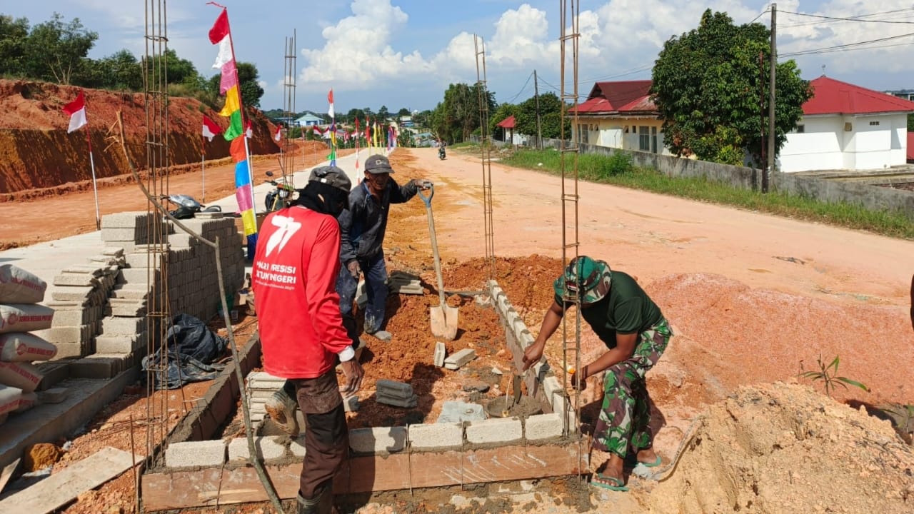 Tingkatkan Keamanan Lingkungan, Satgas TMMD 125 Kodim 0316/Batam Bangun Pos Kamling