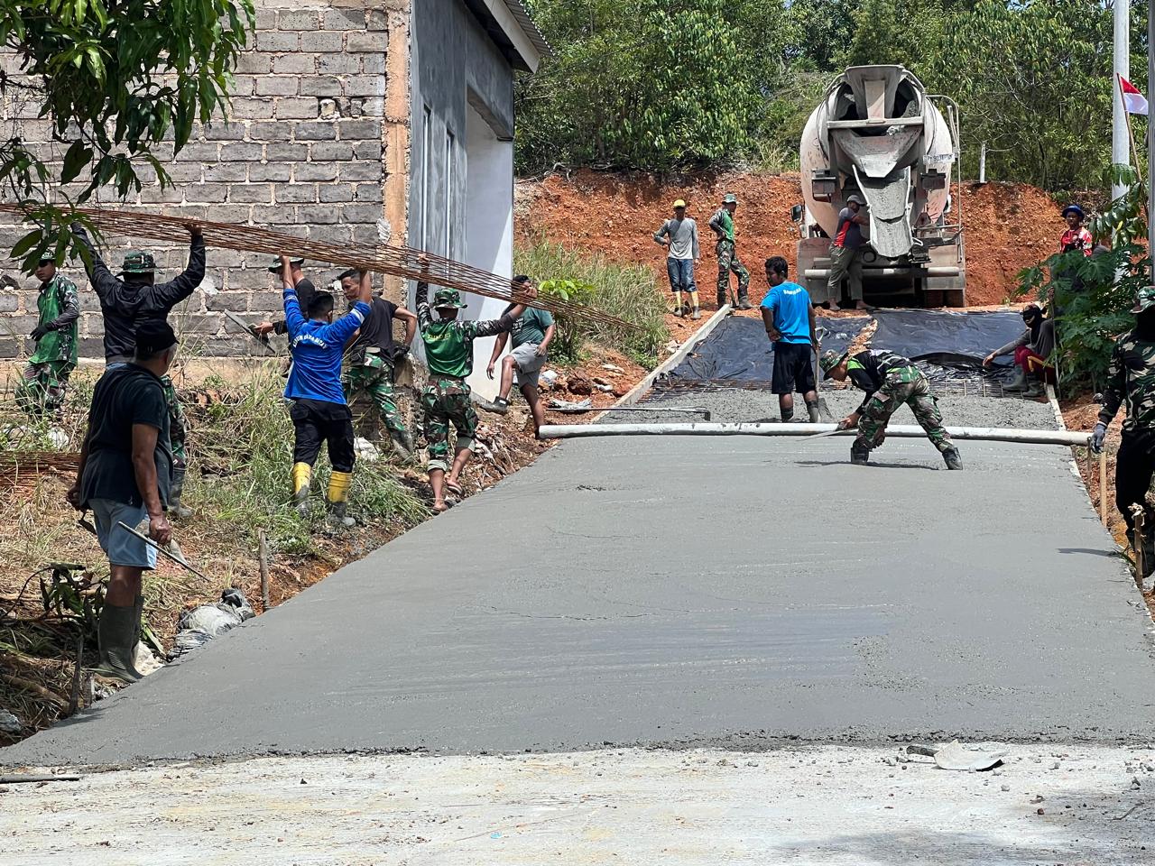 Kedatangan 1 Unit Molen Menjadi Pemacu Semangat Satgas TMMD 125 Kodim 0316/Batam Percepat Pengecoran Jalan