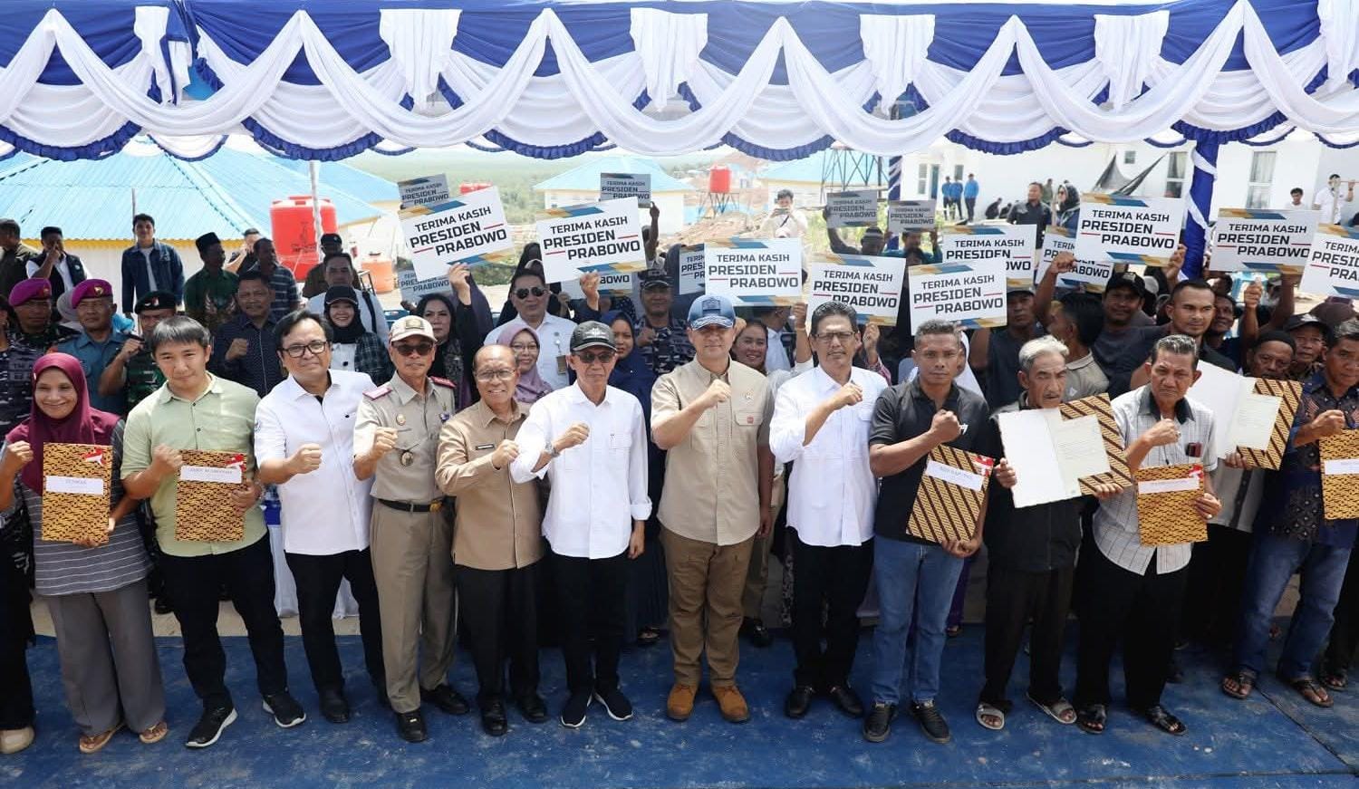 Menteri Transmigrasi Didampingi Wali Kota Batam Serahkan SHM Kepada Warga Tanjung Banun